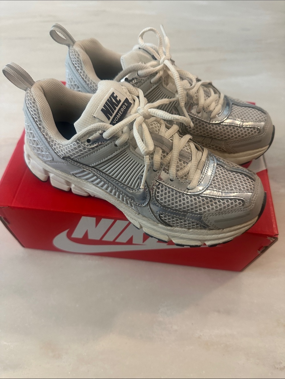 Nike Kids' Silver/White Running Sneakers vermero